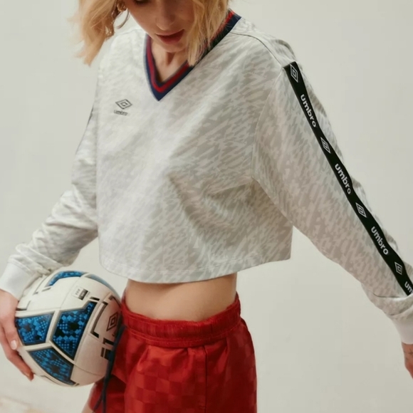 Umbro UO Exclusive V-Neck Long Sleeve Boxy Tee, Size M, Retail Price $39.00 USD - Picture 4 of 12